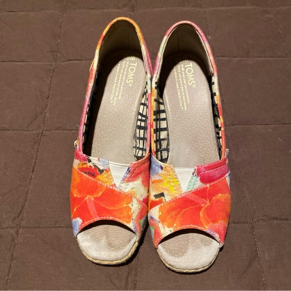 TOMS Womens Size 6.5 Red Floral Watercolor Peep Toe Slip-on Wedge Heels - Picture 1 of 5